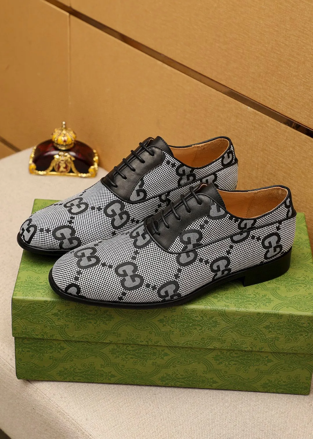 Men's shoes 💰460 💐 Product trademark: GUCCI "Gucci" business leather shoes Regular size: 38-44 (45.46.47🉑️customized) Product materials: Selected imported first-layer fabric upper, imported cowhide leather lining. Strong three-dimensional visual effect, combined outsole Color: 2⃣️colors available